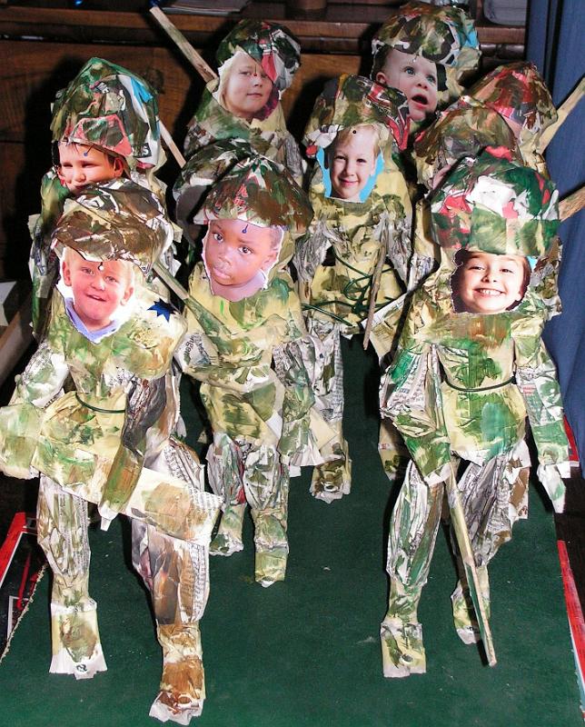 Kindersoldaten, 2007, Papiercollage, 41x38x80.jpg